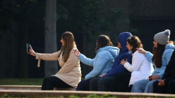 Personas genérica tomándose una foto