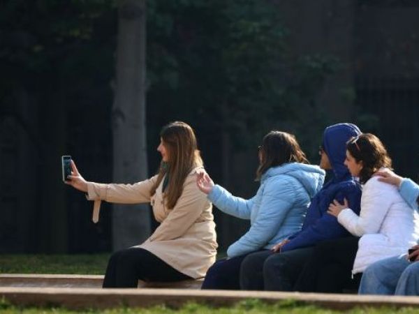 Personas genérica tomándose una foto