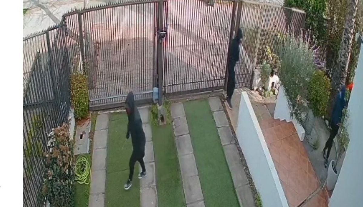 Delincuentes forzaron puerta de vivienda y amenazaron con armas a trabajadora en La Florida