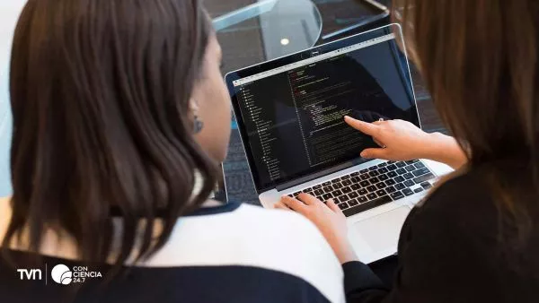 Mujeres líderes en ciencia y tecnología participan del Premio InspiraTEC 2024.