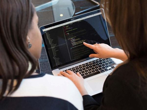 Mujeres líderes en ciencia y tecnología participan del Premio InspiraTEC 2024.