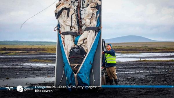 Cometa gigante de Kitepower en pleno vuelo durante pruebas en la costa oeste de Irlanda.