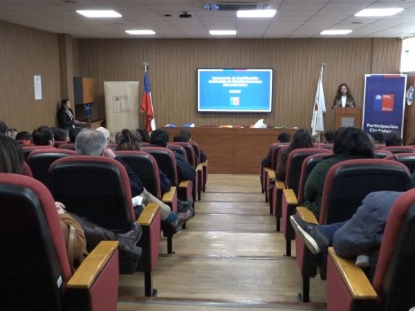 Entregan certificación ambiental a 46 recintos educativos del Maule