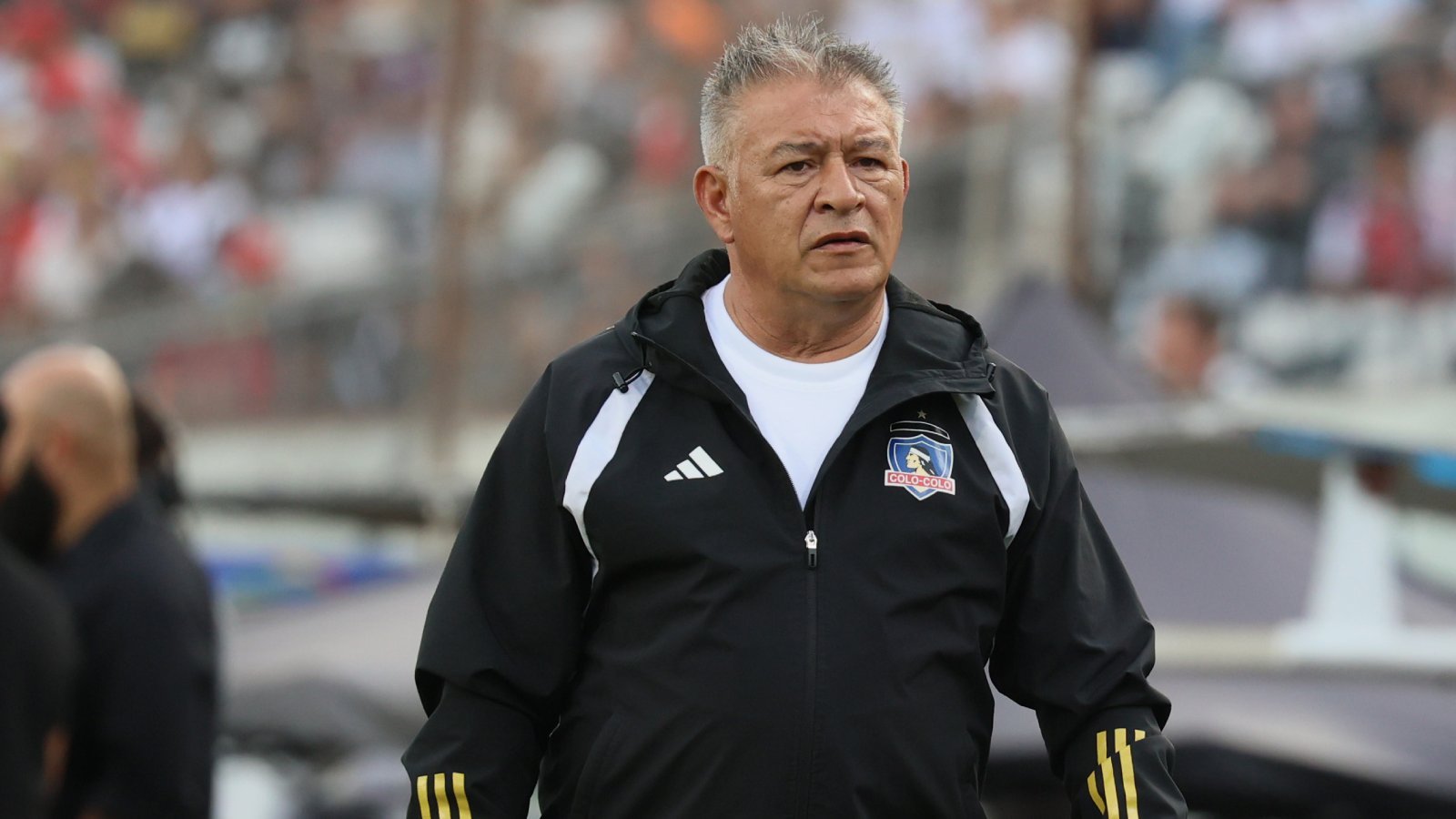 Claudio Borghi dirigiendo duelo de leyendas de Colo Colo y River Plate