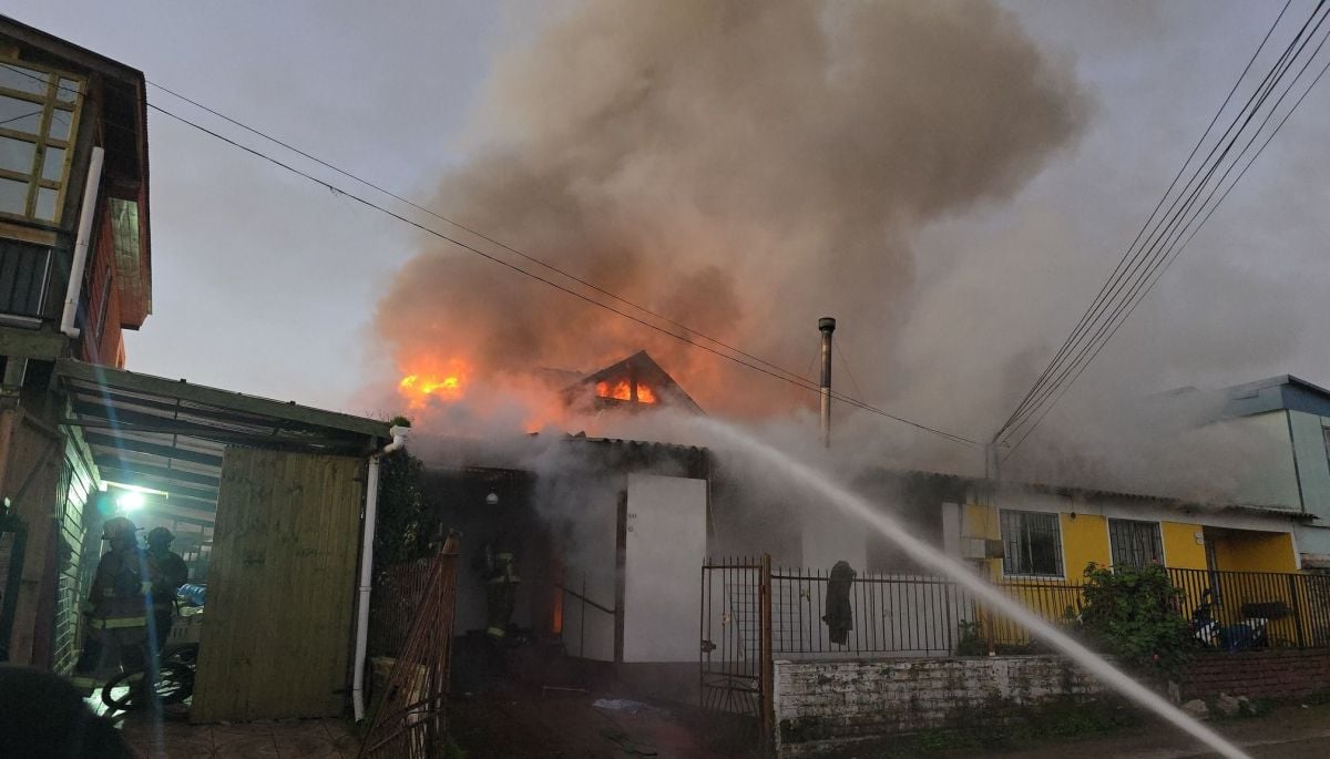 Fatal tragedia en San Antonio: niño que cursaba primero básico murió en incendio de vivienda