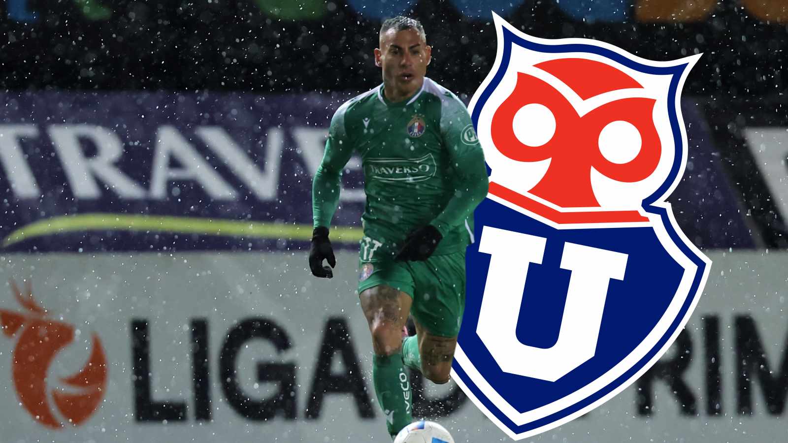 Eduardo Vargas con el escudo de la Universidad de Chile