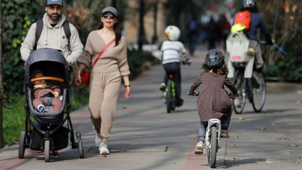 Día del Niño 2025 y pronóstico del tiempo. Familias al aire libre