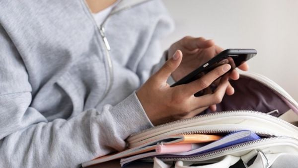 Niña con su celular