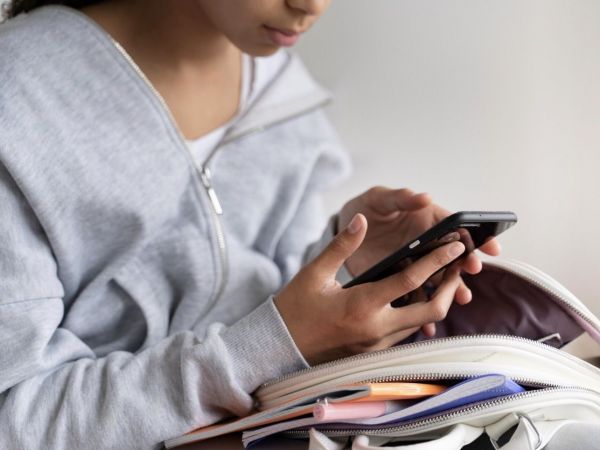 Niña con su celular