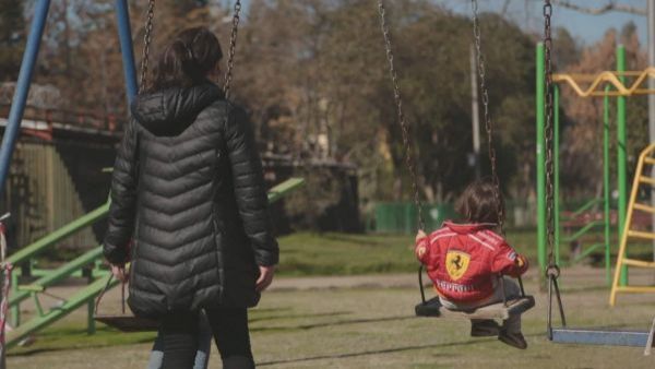 Madre y su hija en un columpio