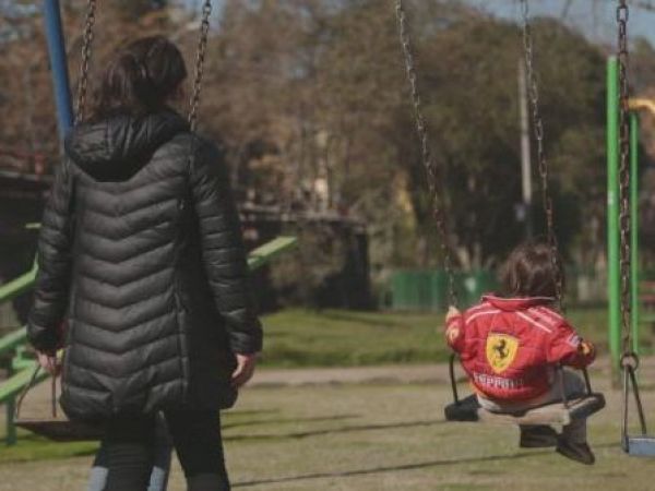 Madre y su hija en un columpio