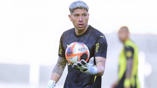 Brayan Cortés atajando por Peñarol