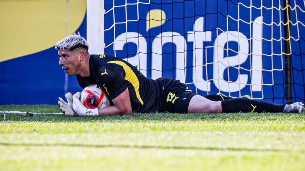 Brayan Cortés en su debut con Peñarol