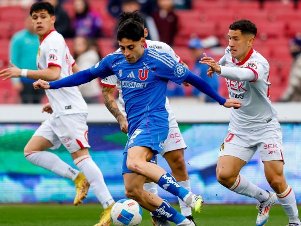Javier Altamirano jugando por la Universidad de Chile ante Unión Española