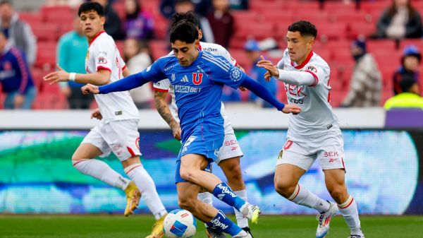 Javier Altamirano jugando por la Universidad de Chile ante Unión Española