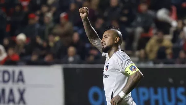 Arturo Vidal jugando por Colo Colo