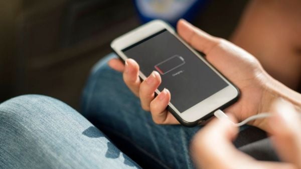 Teléfono smartphone cargando