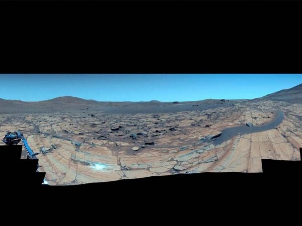 Panorámica de alta resolución del cielo despejado de Marte captada por el róver Perseverance en Falbreen.