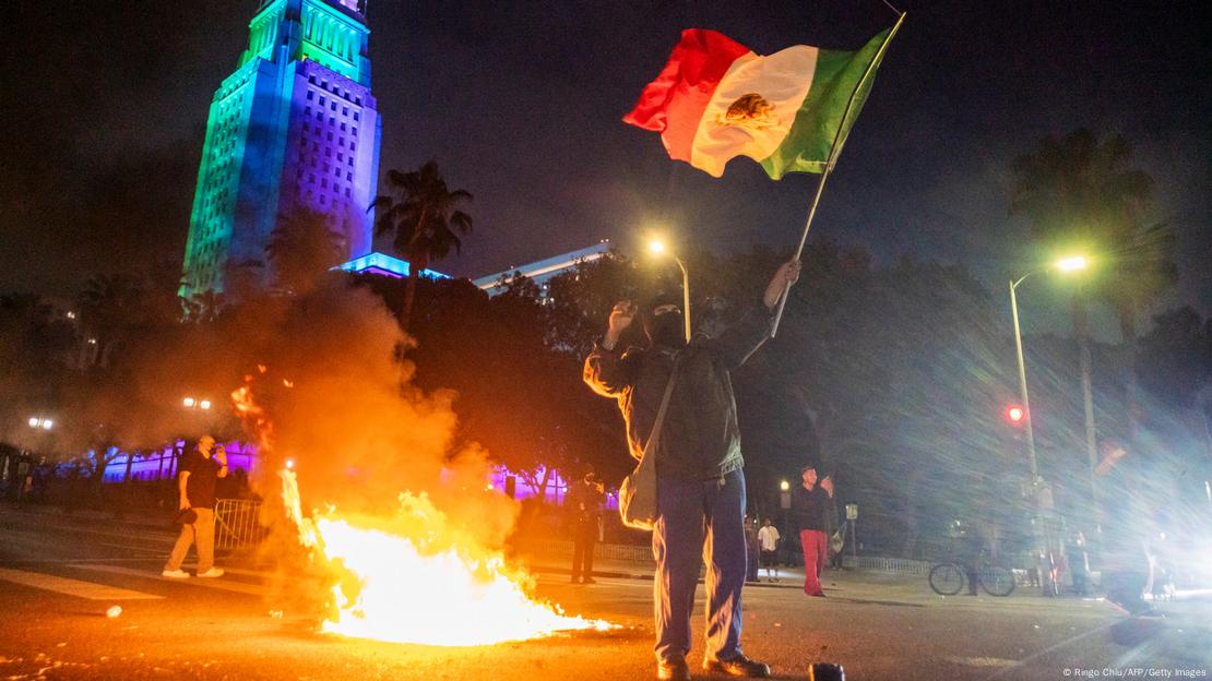 Un manifestante ondea la bandera de México durante una protesta tras los operativos federales de inmigración en Los Ángeles, California (08.06.2025)