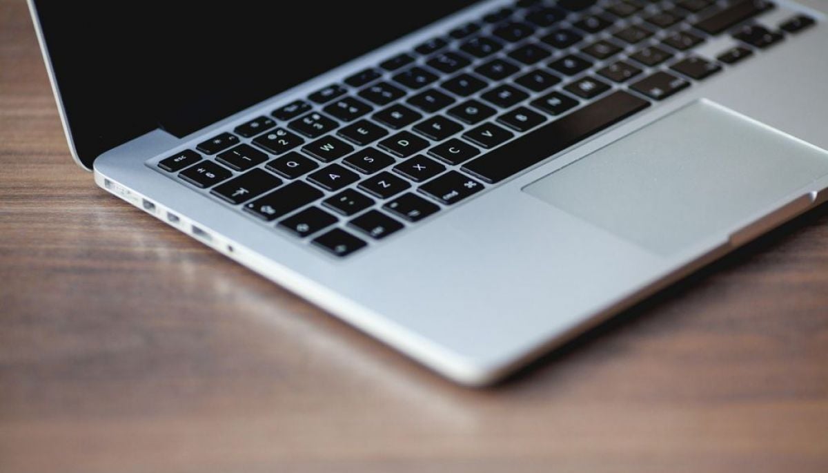 Macbook Pro por precio de cargador: trabajador de distribuidora de Apple es acusado de fraude en rotulación de productos