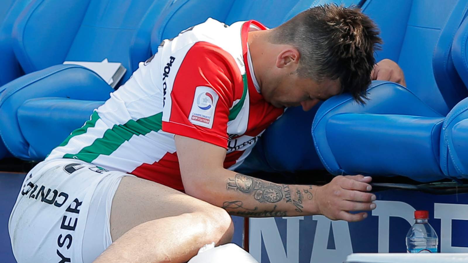 Roberto Gutiérrez lamentándose mientras jugaba por Palestino