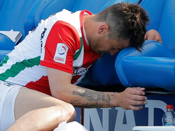 Roberto Gutiérrez lamentándose mientras jugaba por Palestino