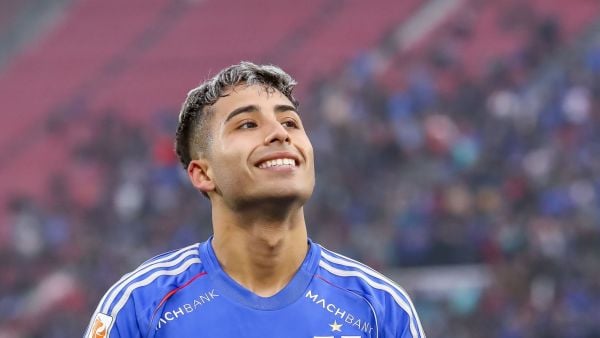 Lucas Assadi jugando por la Universidad de Chile