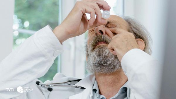 Hombre con presbicia echándose Vizz.