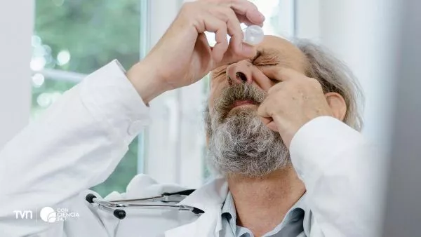 Hombre con presbicia echándose Vizz.