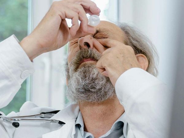 Hombre con presbicia echándose Vizz.