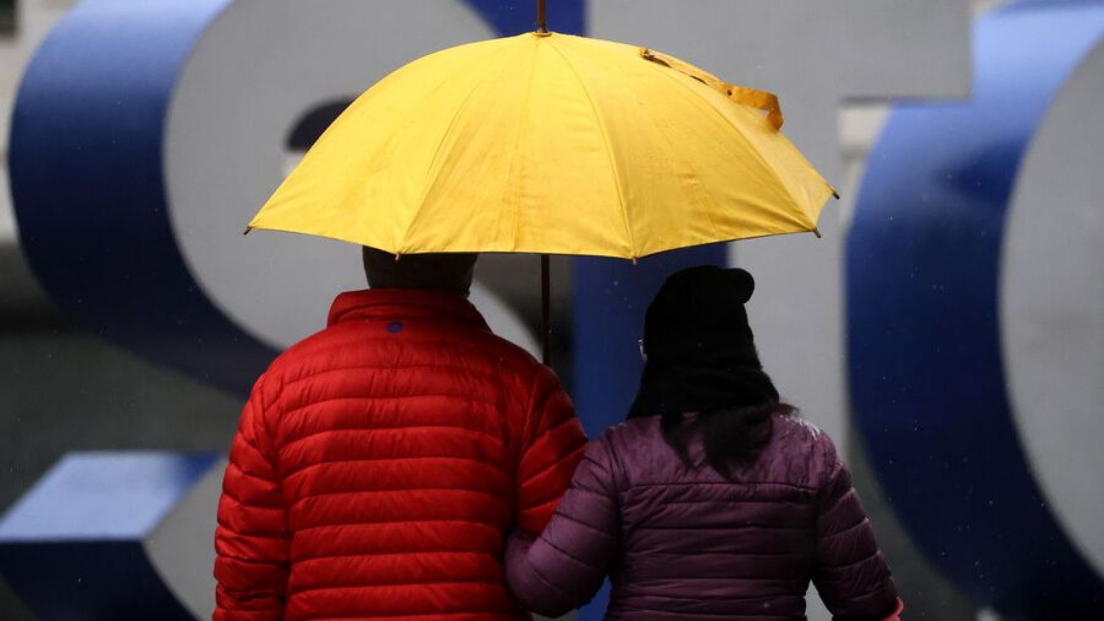 Lluvia en Santiago. Personas bajo un paraguas.