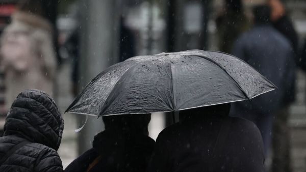 Lluvia en el norte. Personas con paraguas bajo la lluvia