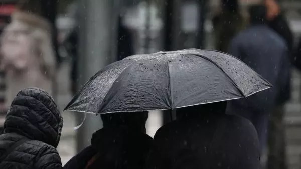 Lluvia en el norte. Personas con paraguas bajo la lluvia