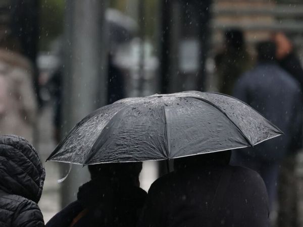 Lluvia en el norte. Personas con paraguas bajo la lluvia