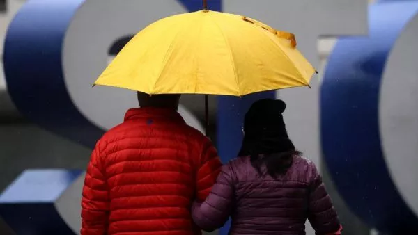 Lluvia en Santiago. Personas bajo un paraguas.