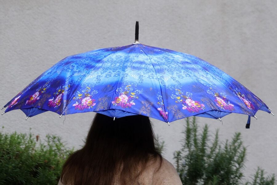 Persona bajo la lluvia. Paraguas