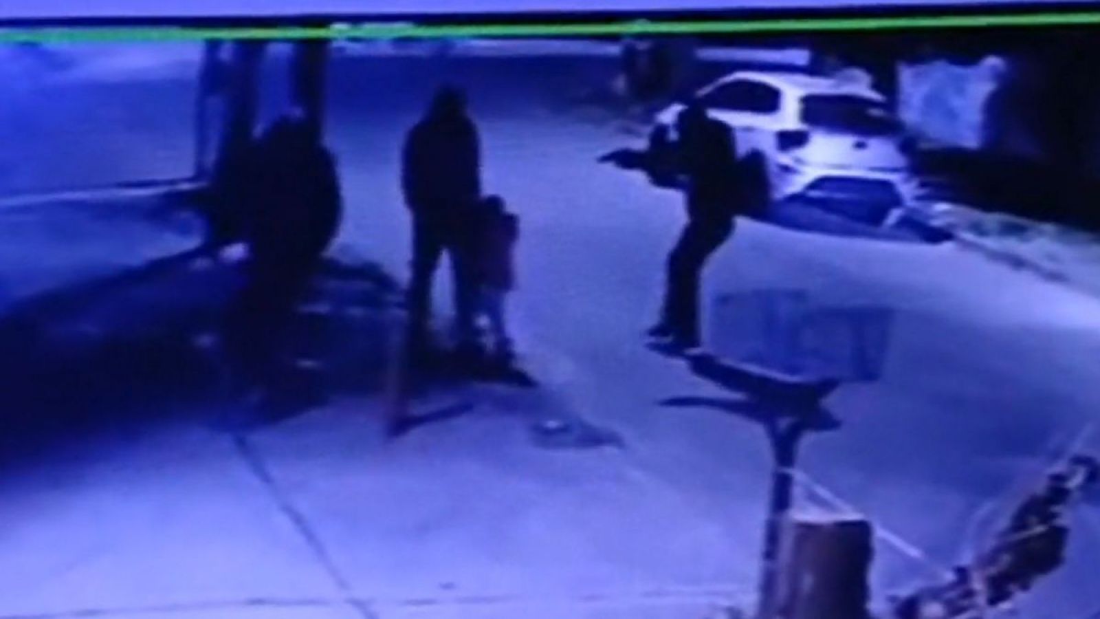 Apuntan a niña con un arma