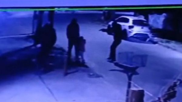 Apuntan a niña con un arma