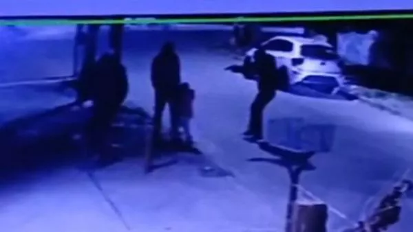Apuntan a niña con un arma