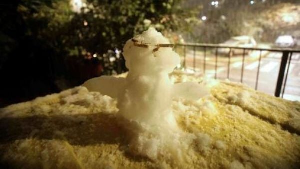 Mono de nieve tras lluvias en Santiago