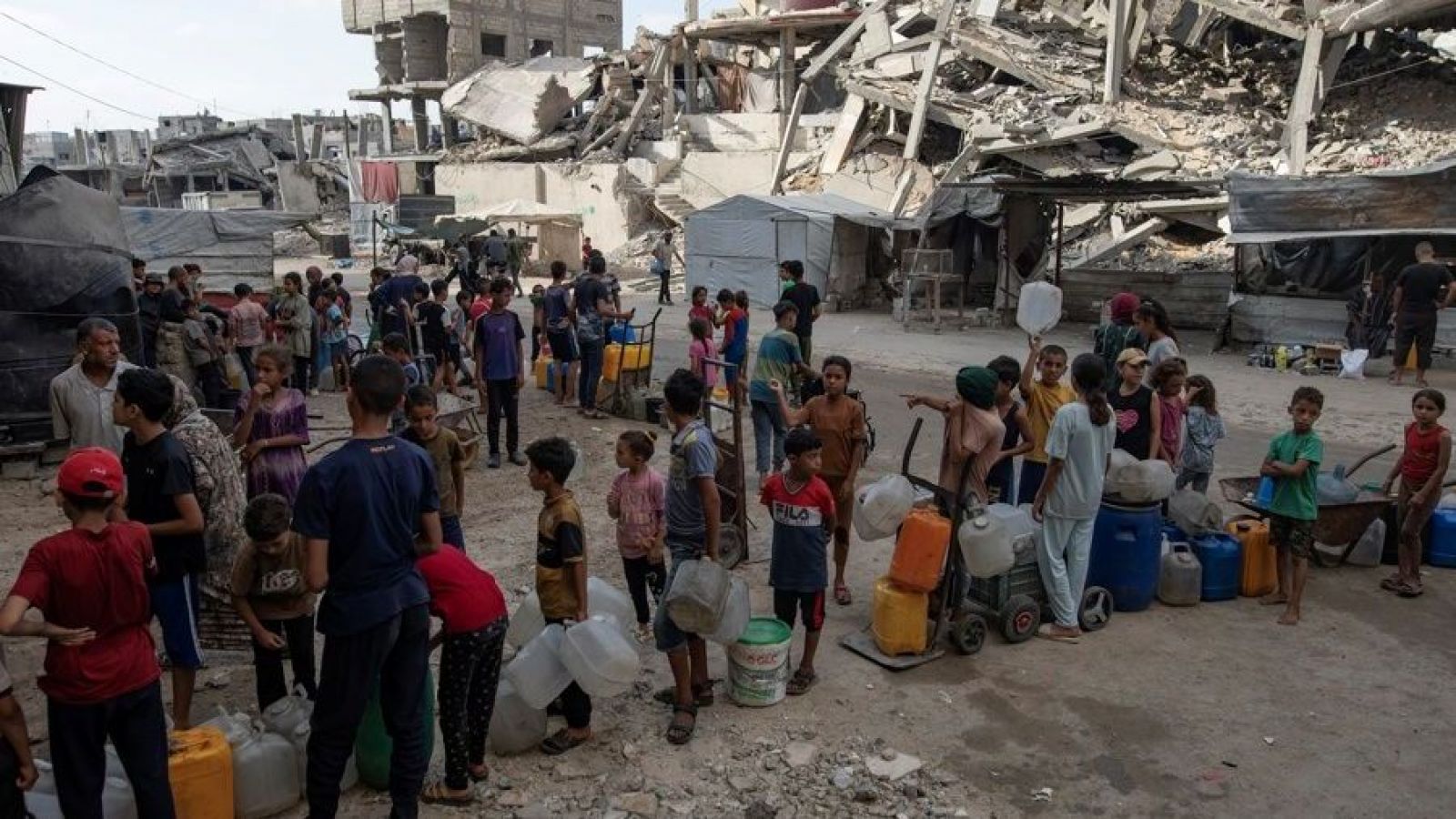 Palestinos en la Franja de Gaza esperando por comida