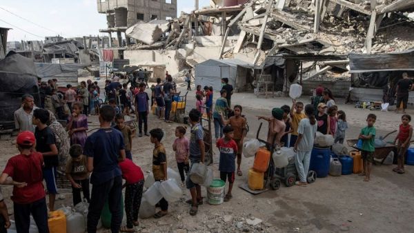 Palestinos en la Franja de Gaza esperando por comida