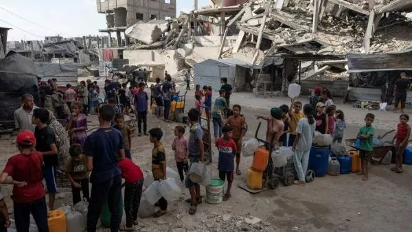 Palestinos en la Franja de Gaza esperando por comida