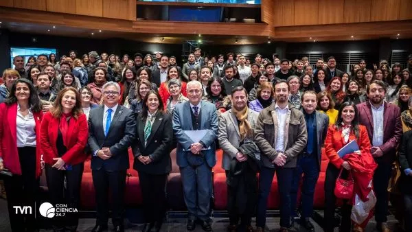 Estudiantes de pedagogía reciben certificación en inteligencia artificial tras curso pionero en Chile.