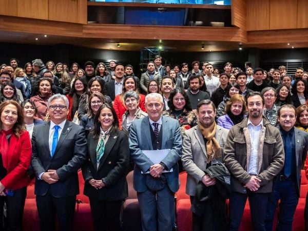 Estudiantes de pedagogía reciben certificación en inteligencia artificial tras curso pionero en Chile.