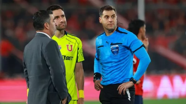Matías Zaldivia junto al árbitro y personal de la Conmebol en medio de los incidentes ante Independiente