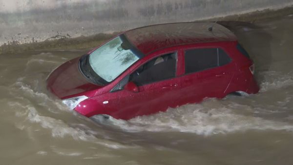 Auto cayó al canal San Carlos
