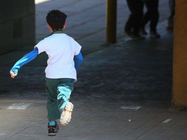 Niño jugando en el patio del colegio. Sistema de Admisión Escolar