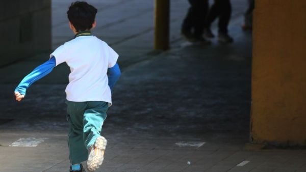 Niño jugando en el patio del colegio. Sistema de Admisión Escolar