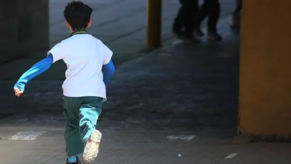 Niño jugando en el patio del colegio. Sistema de Admisión Escolar